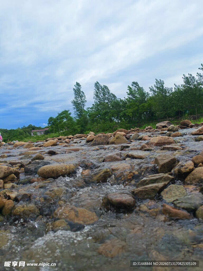 山间溪流与石景风光