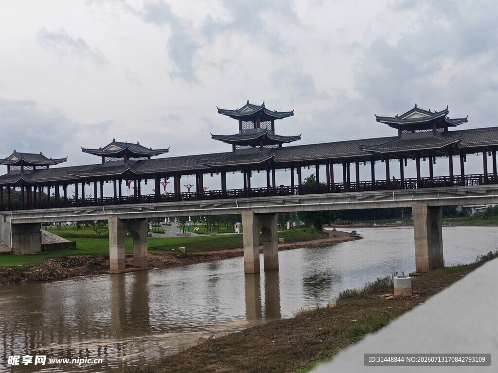 古风廊桥横跨河流