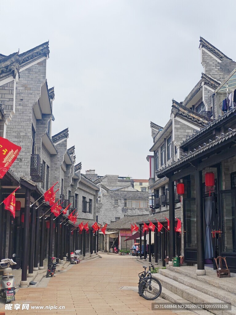 古街中式建筑挂红旗景象
