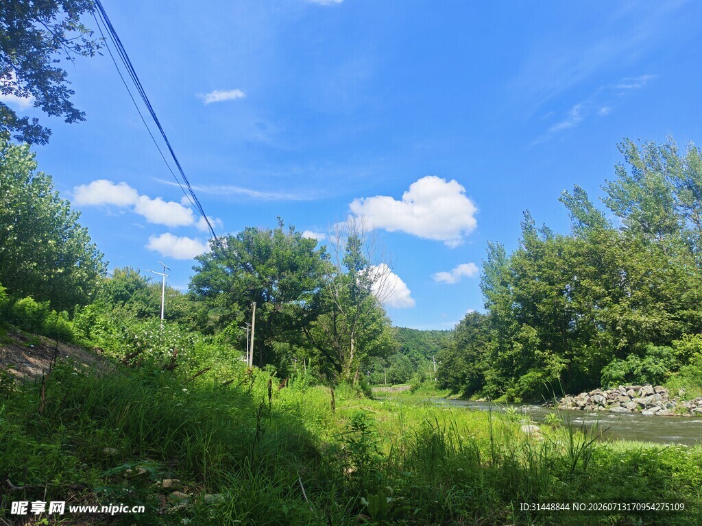 蓝天绿野间的自然景致