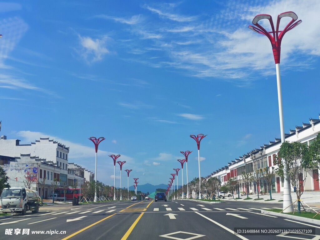 海滨街道的特色路灯景观