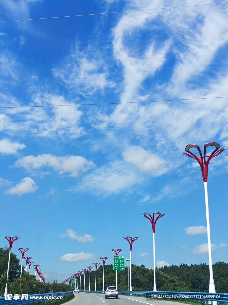蓝天白云下的特色路灯景观