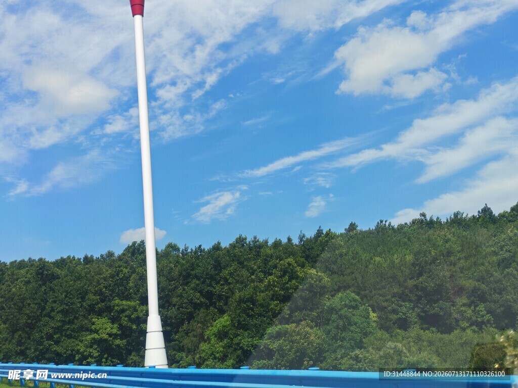蓝天白云下的高耸标志杆