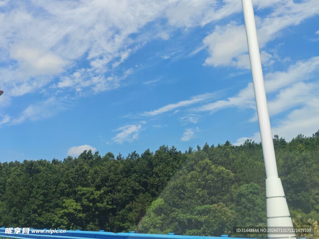 船行碧波间的山林景致