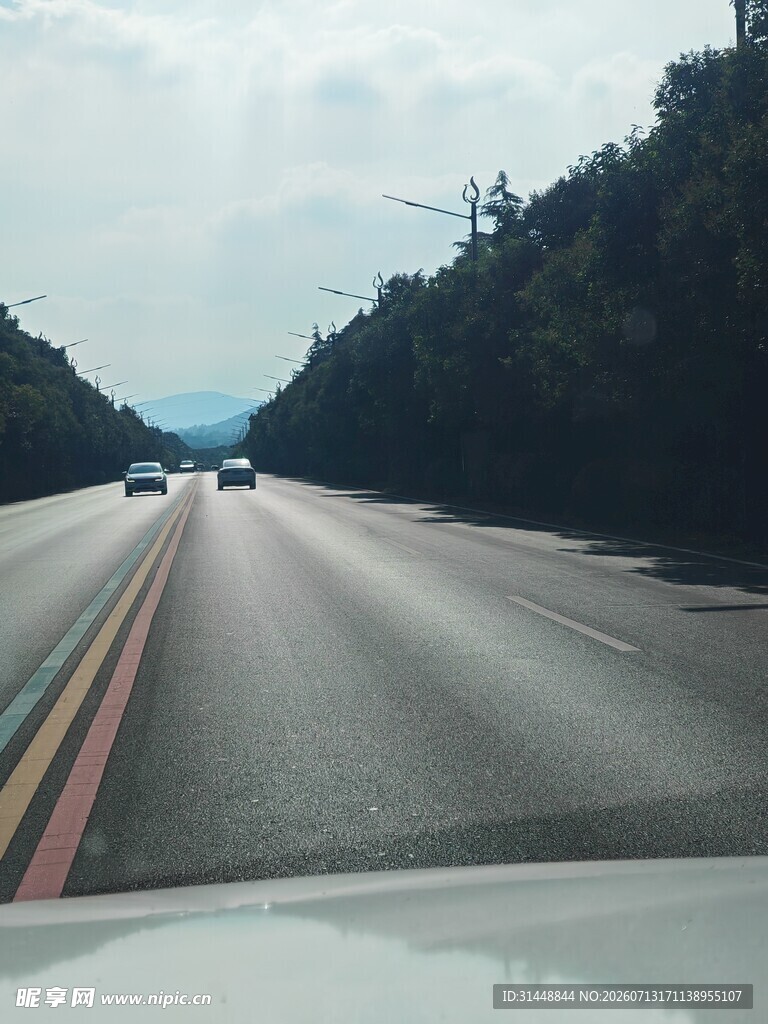 行驶在宽阔公路的视角