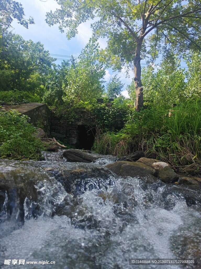 山间溪流潺潺