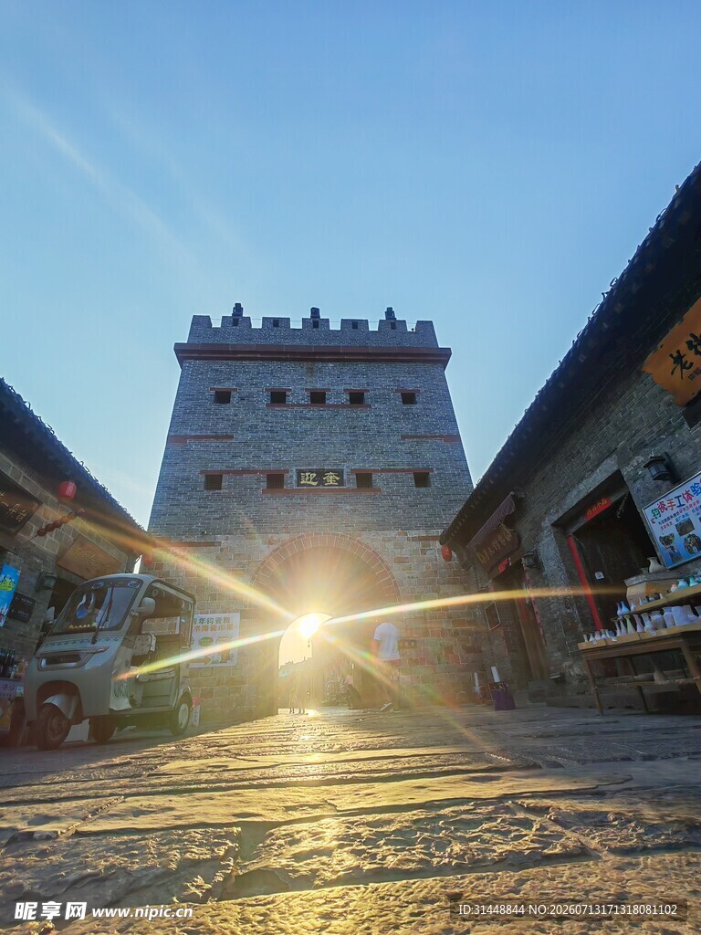 夕阳下的古老城楼