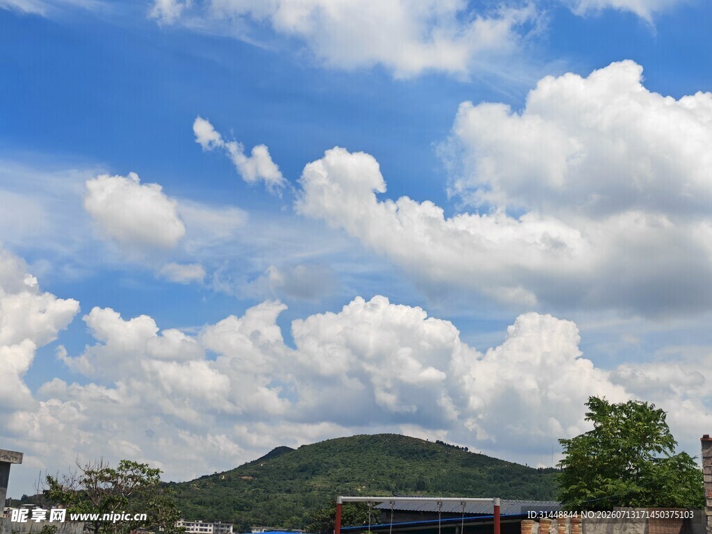 蓝天白云下的青山景致