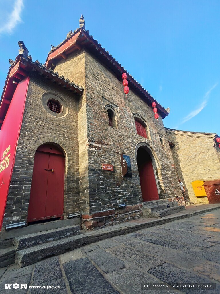 古老中式建筑的门前景象