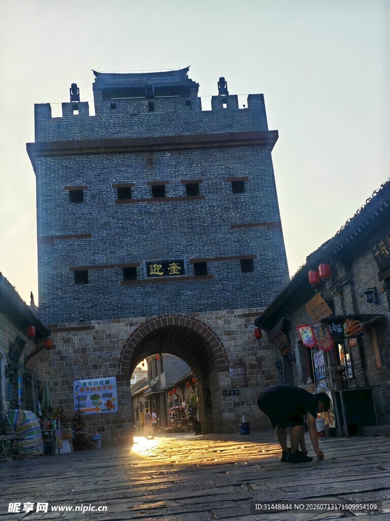 古城门洞下的古朴景致