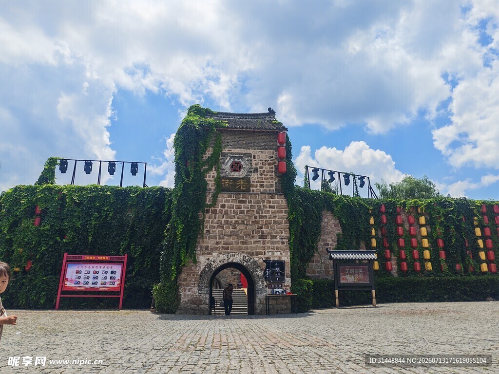古门楼前的绿植装饰景观