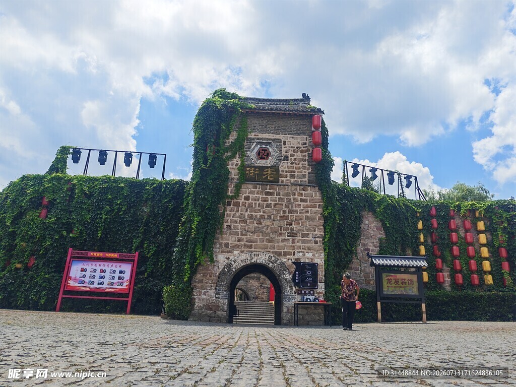 古墙绿植环绕的独特景观