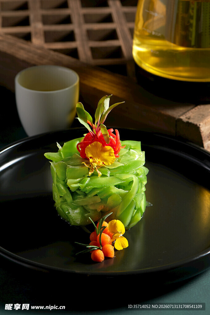 精致蔬菜雕花摆盘美食