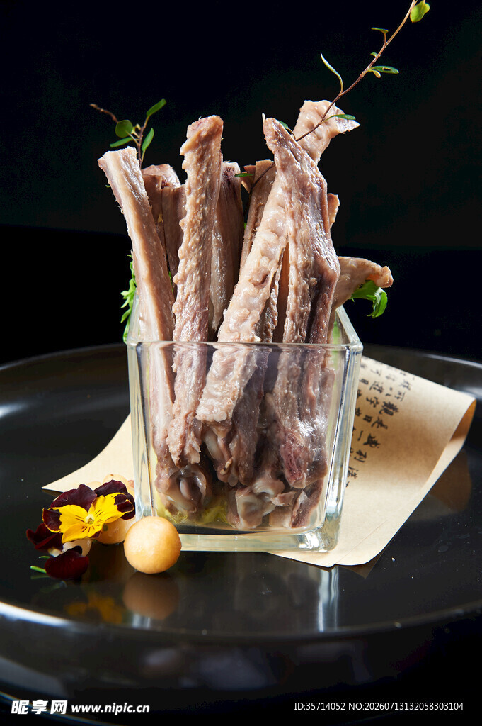 精致摆盘的美味鹅翅