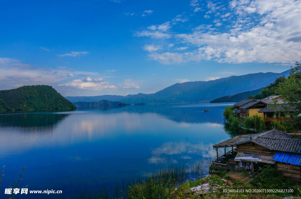 宁静湖畔美景