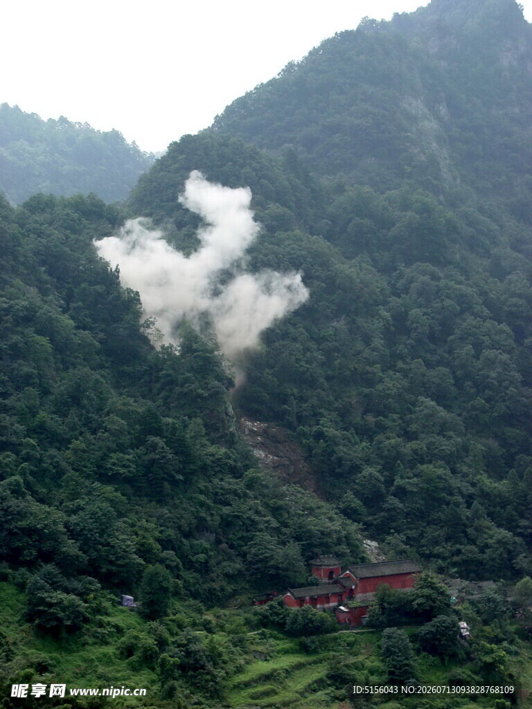 山间云雾缭绕的红顶建筑