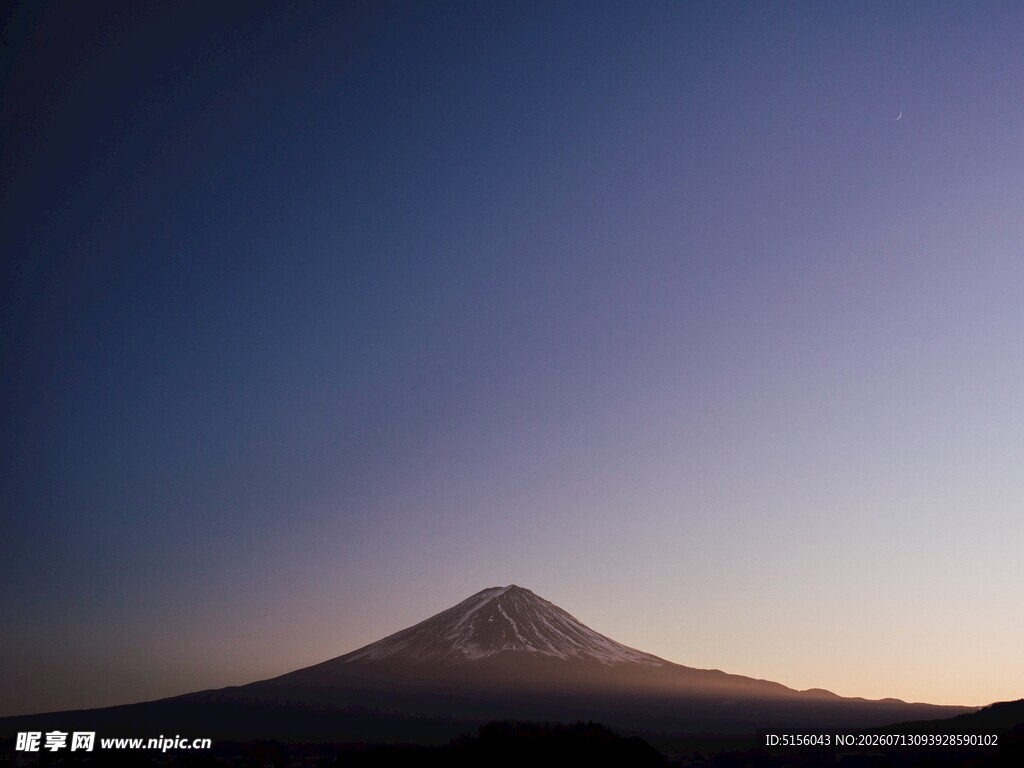 黄昏下的富士山美景