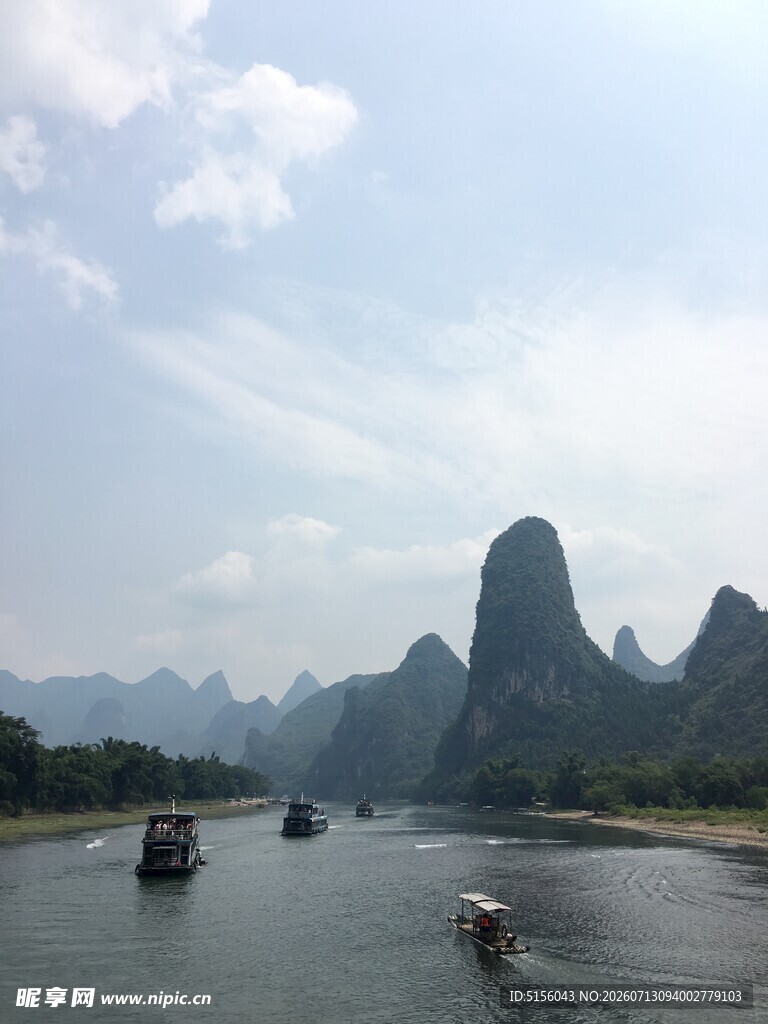 漓江山水间的悠然船只