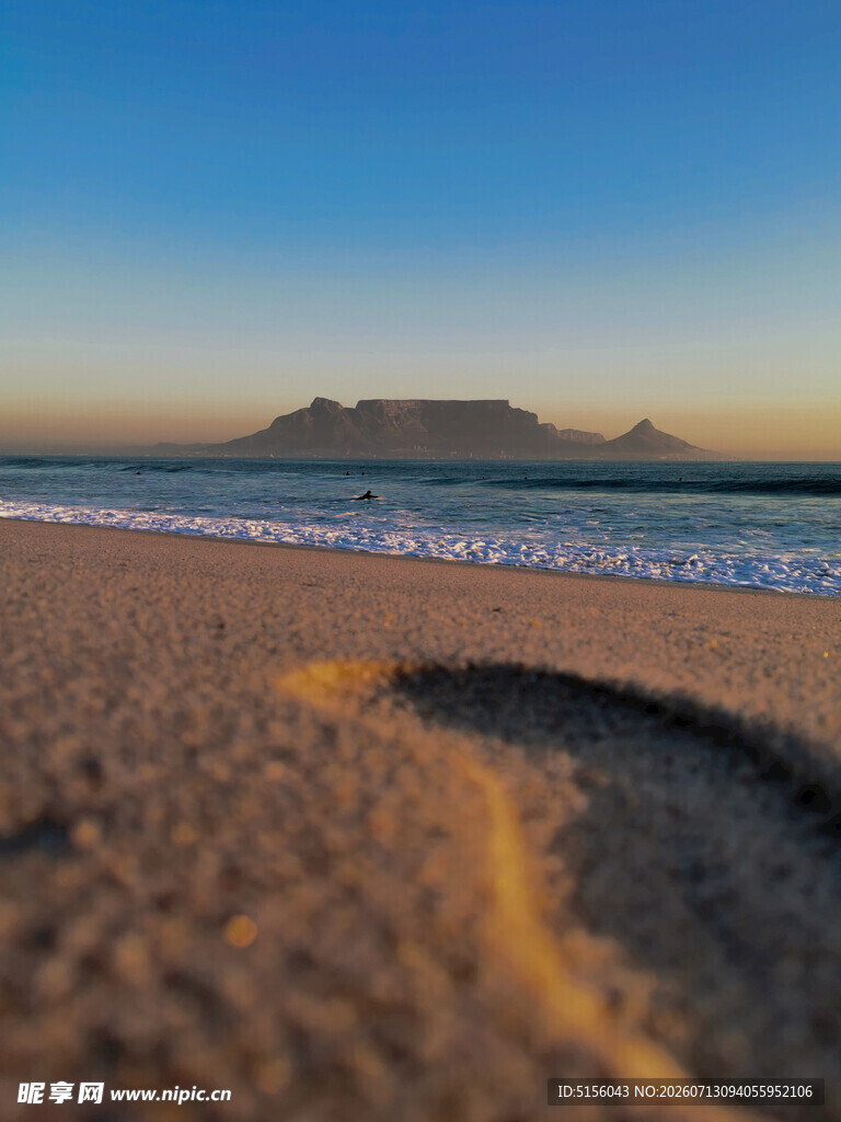 沙滩上的脚印与远方海景
