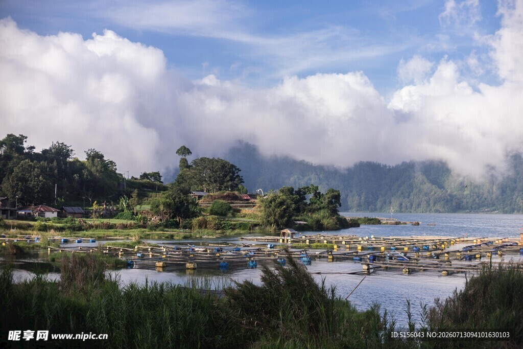 湖畔山林美景