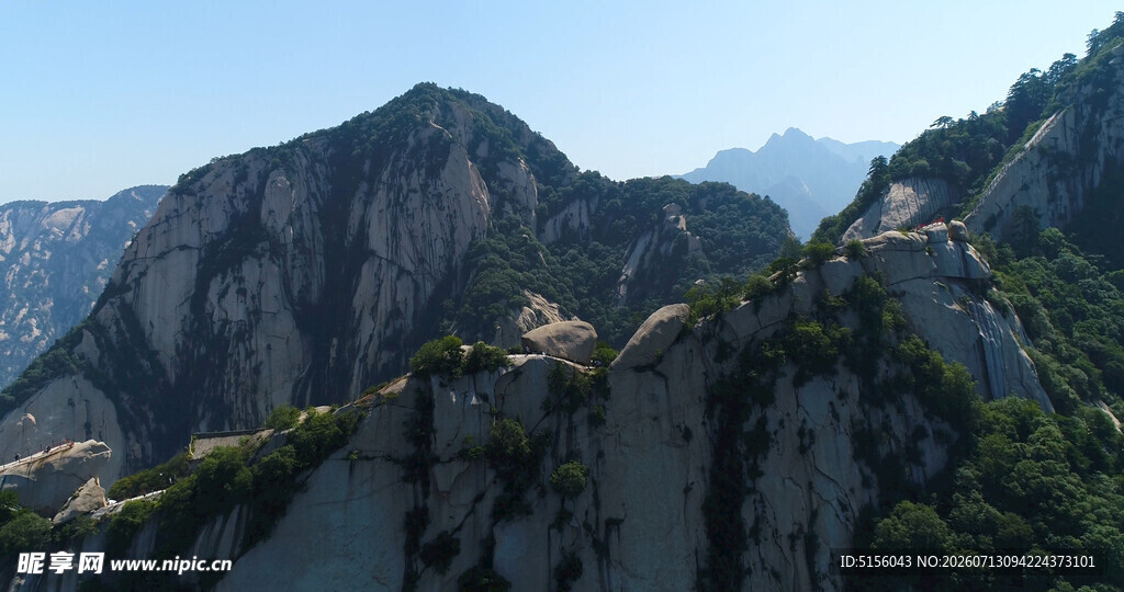 巍峨险峻的壮丽山景