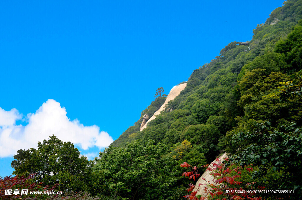 青山蓝天间的秀丽景致