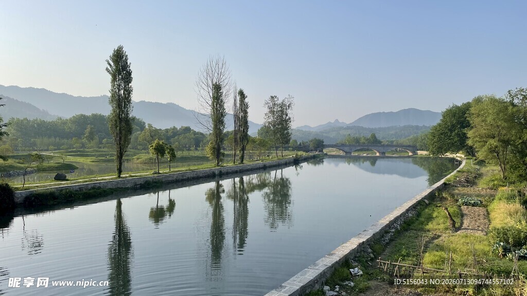 河畔风光宁静自然美景