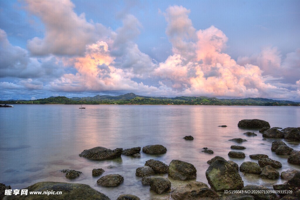 海边晚霞与礁石美景