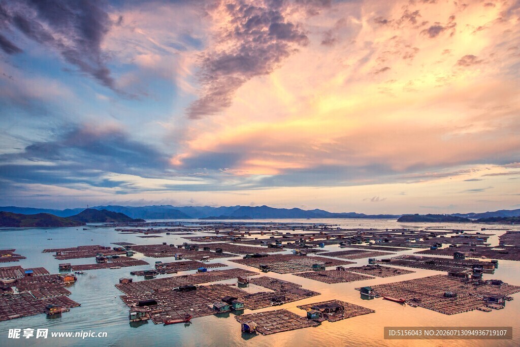 水上屋畔的绚烂黄昏美景