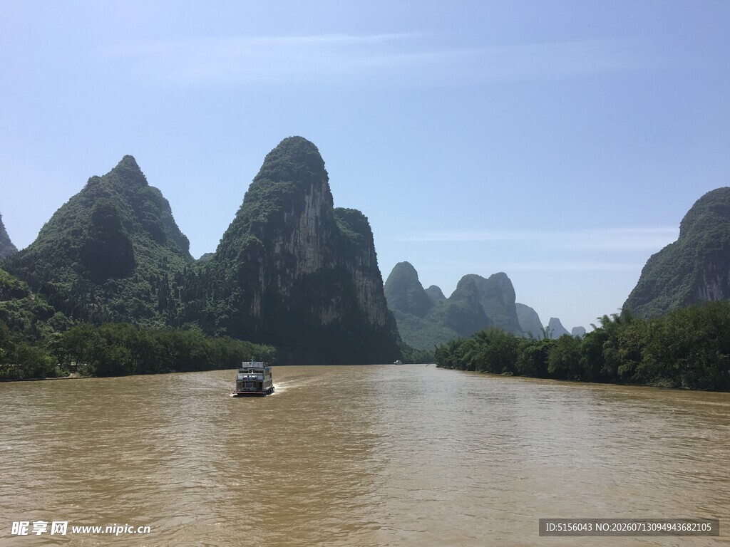 漓江山水间的孤舟美景