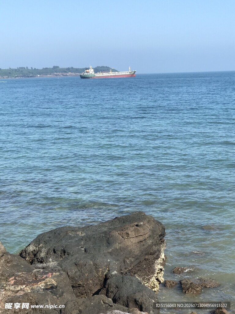 海边礁石与远处航行船只