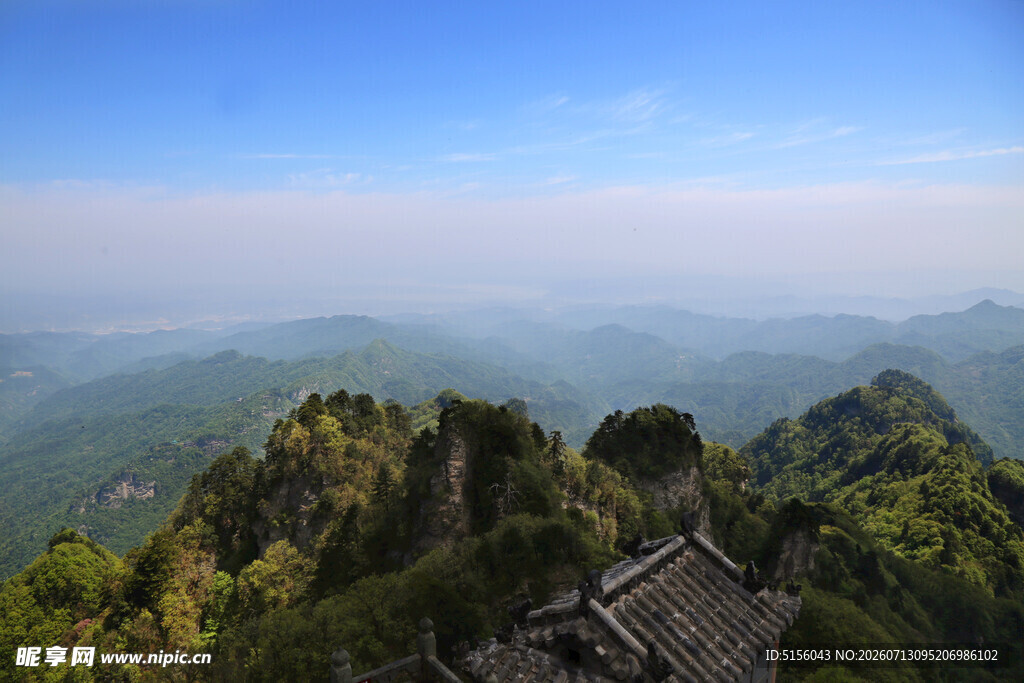 山巅古建瞰壮丽山峦