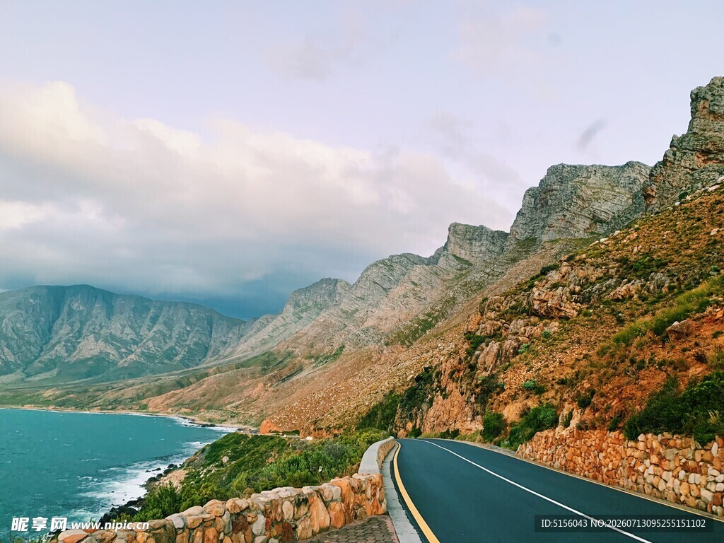 蜿蜒公路旁的山海美景