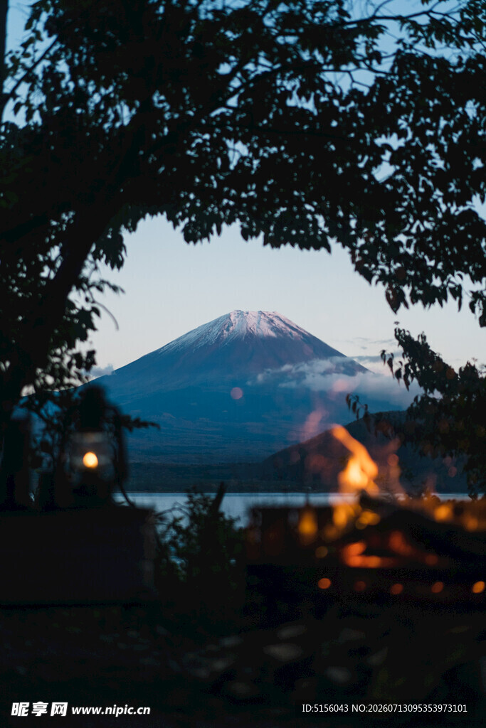 湖畔篝火旁的富士山美景