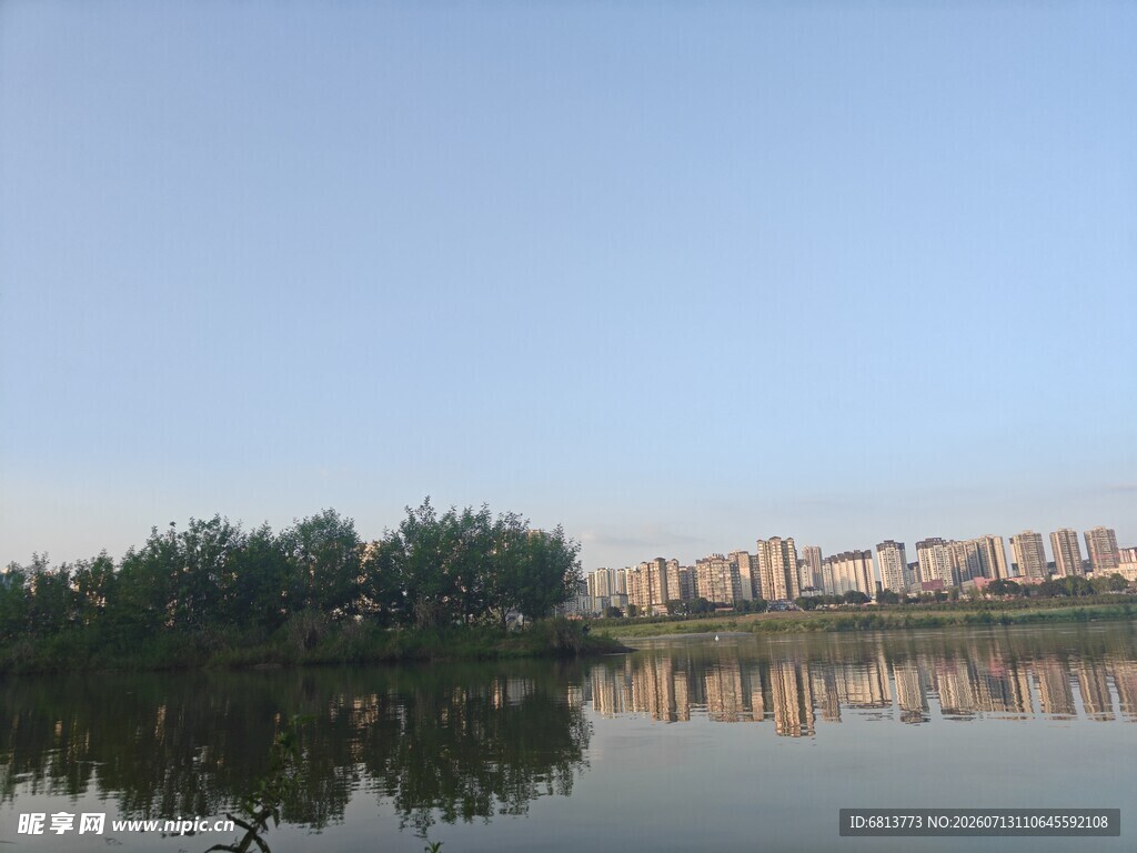 湖畔城市风光倒影美景