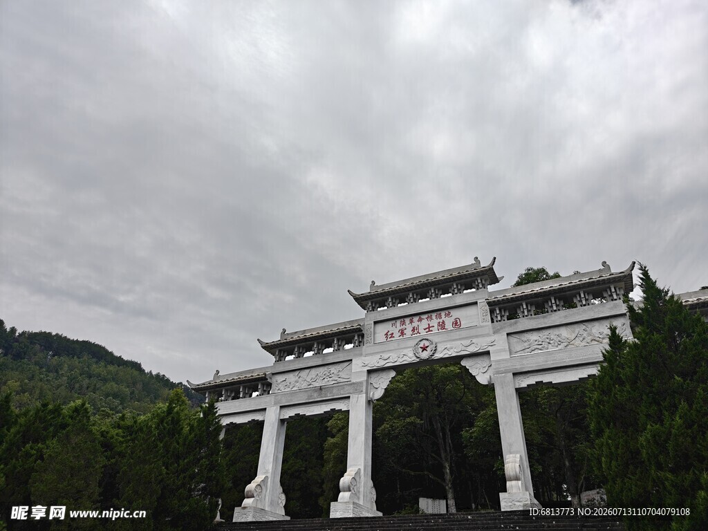 山林中的白色牌坊建筑
