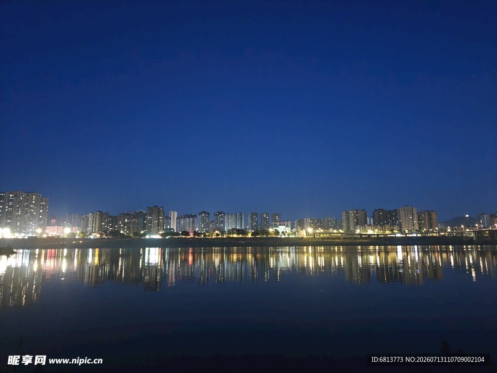 城市湖畔夜景