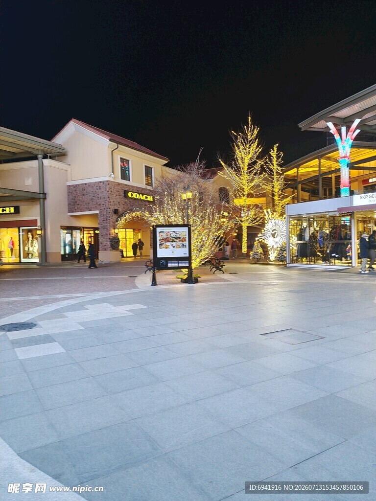 夜晚商业街广场夜景