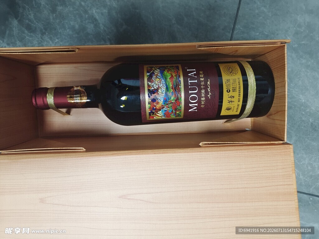 木盒中的精美瓶装酒