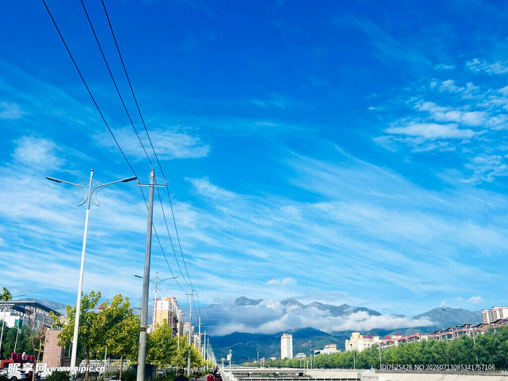 清晨的积石山