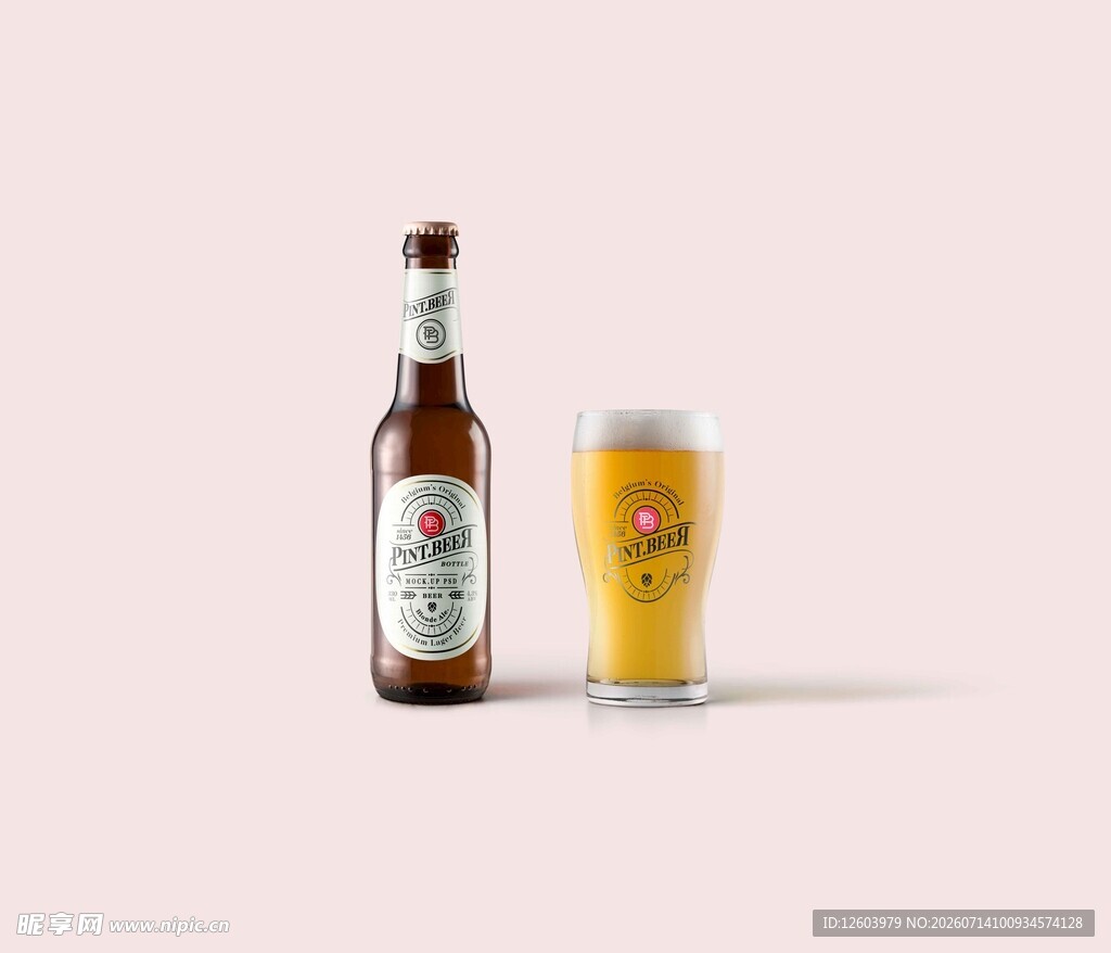 瓶装啤酒与满杯啤酒展示