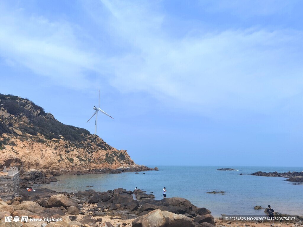 海边风光岩石与蓝天碧海