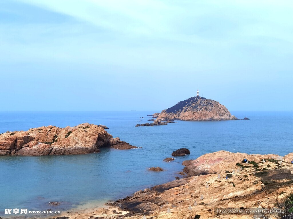 海边嶙峋礁石与远处岛屿