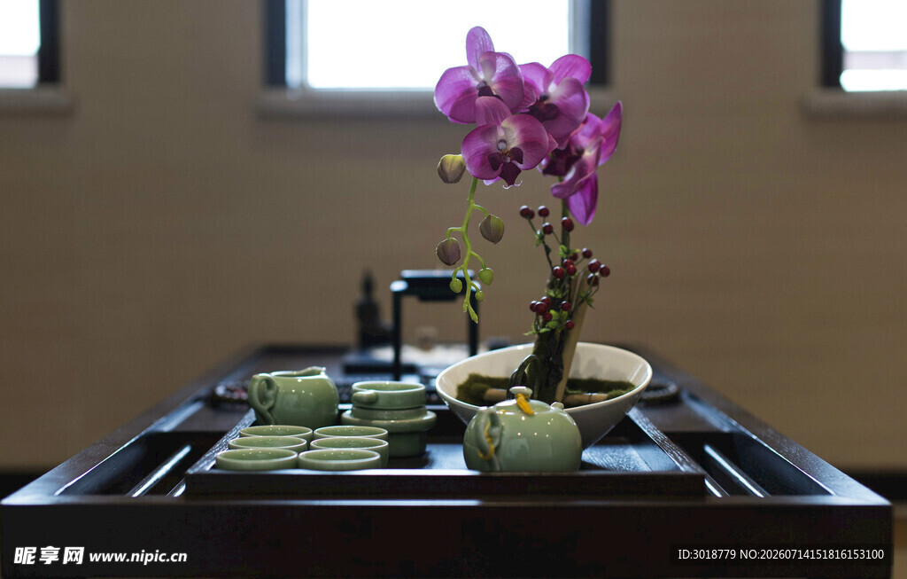 中式茶席上的雅致兰花