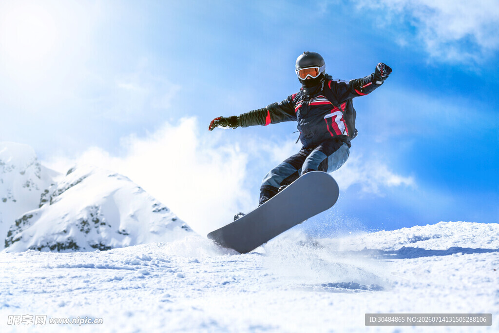 滑雪者空中炫技英姿