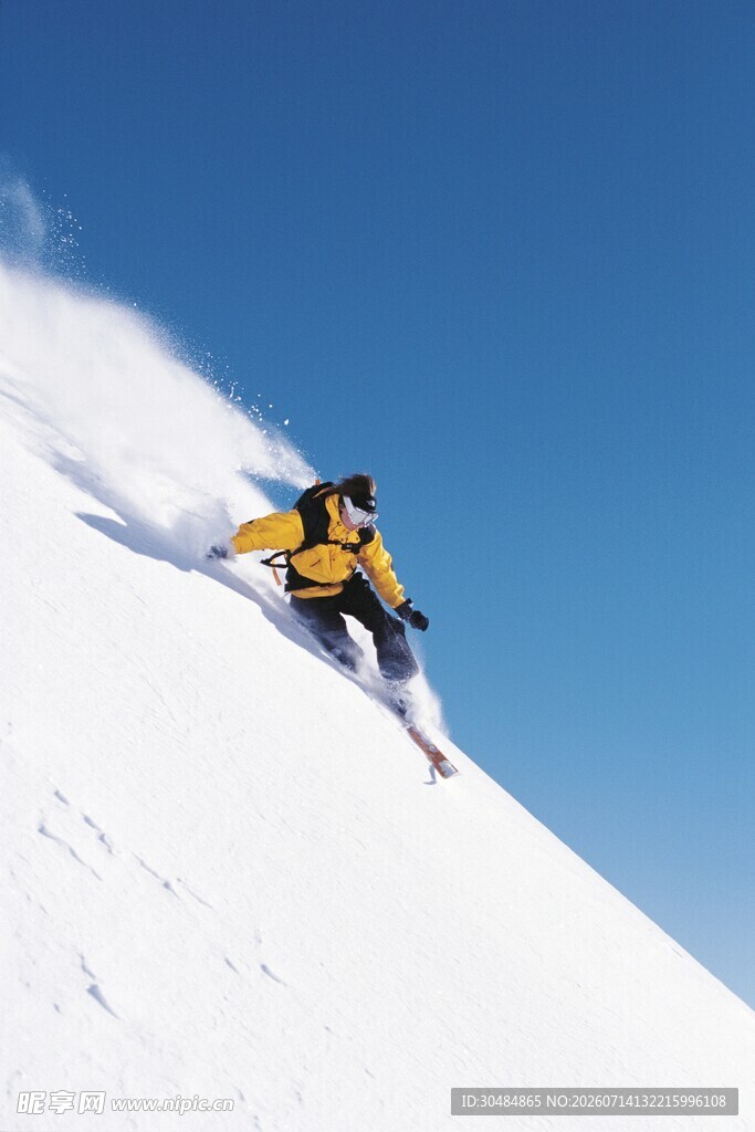 滑雪者在雪坡上飞驰