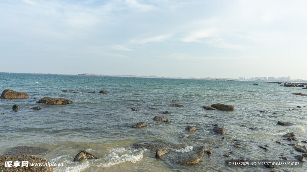 海边礁石与辽阔海面景象