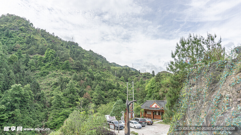 山间公路旁的小屋与绿意