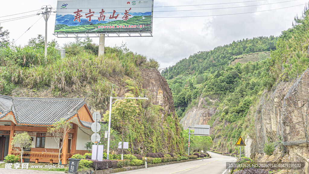 山间路口的特色指示牌
