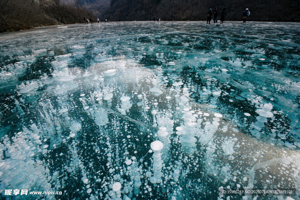 海浪翻涌的迷人蓝色海水